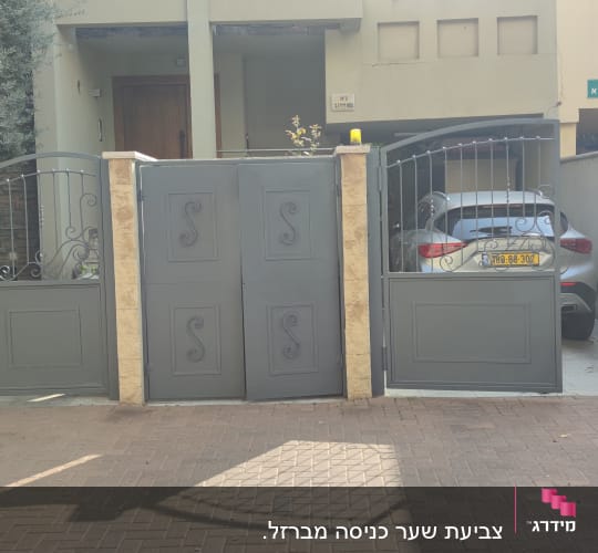 שער מתכת אפור עם עיטורים דקורטיביים